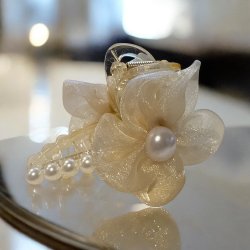 Hrklemme med hvide perler og mesh blomst