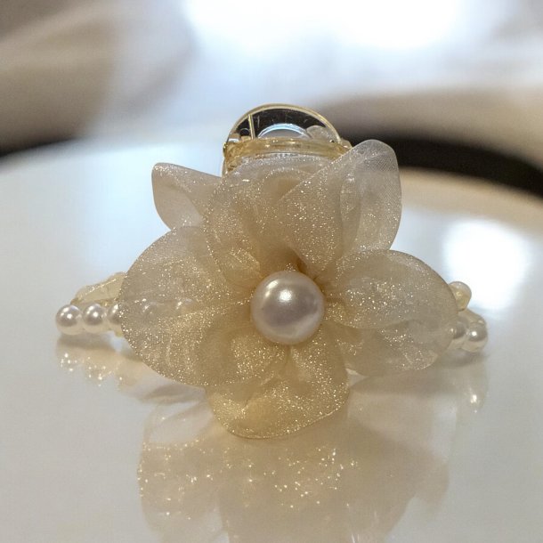 Hrklemme med hvide perler og mesh blomst