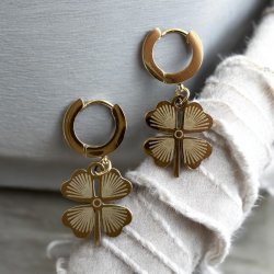 Smukt smykke st med firklver med mnster