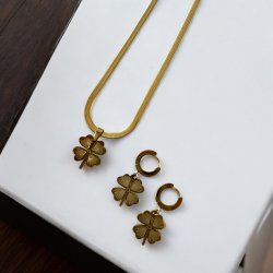 Smukt smykke st med firklver med mnster