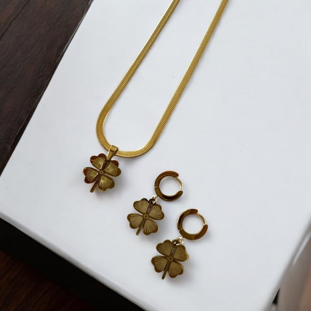 Smukt smykke st med firklver med mnster