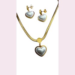 Utrolig smukt smykkest med hvide hjerter - Forgyldt