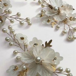 3 stk. Forgyldt hrclips med hvide blomster og smukke perler 