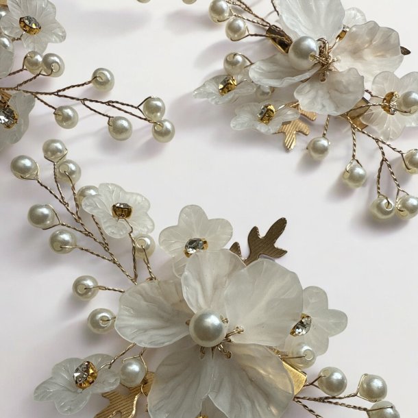 3 stk. Forgyldt hrclips med hvide blomster og smukke perler 