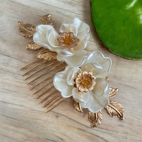 Forgyldt hrclips med smukke hvide blomster, forgyldte blade 