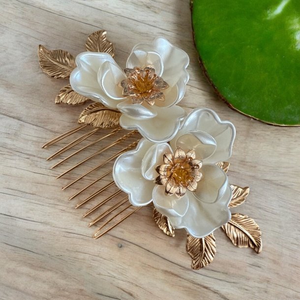 Forgyldt hrclips med smukke hvide blomster, forgyldte blade 