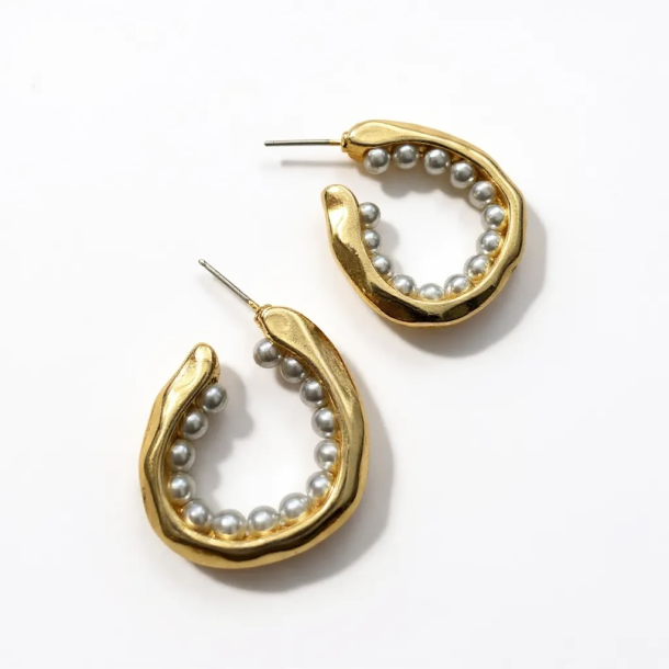 reringe med fine hvide perler - Forgyldt