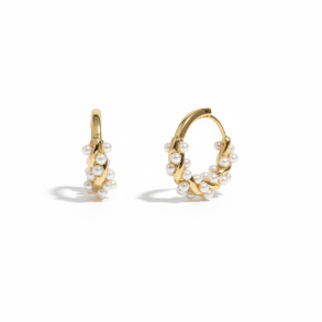 Snoet reringe med fine hvide perler  - Forgyldt