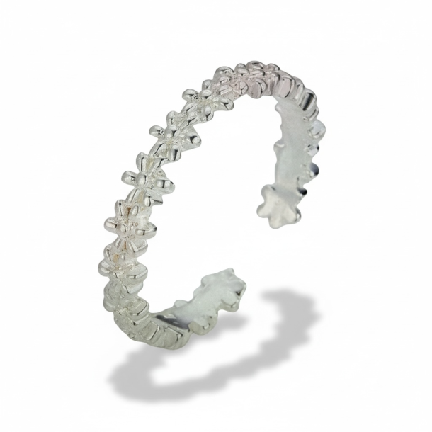 Fin ring med sm� mini blomster med rhinesten - S�lv