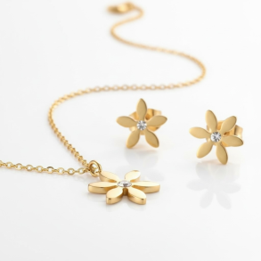 Smukt smykkest med halskde og reringe 