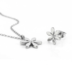 Smukt smykkest med halskde og reringe 