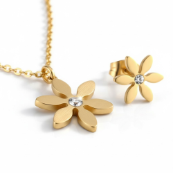 Smukt smykkest med halskde og reringe 