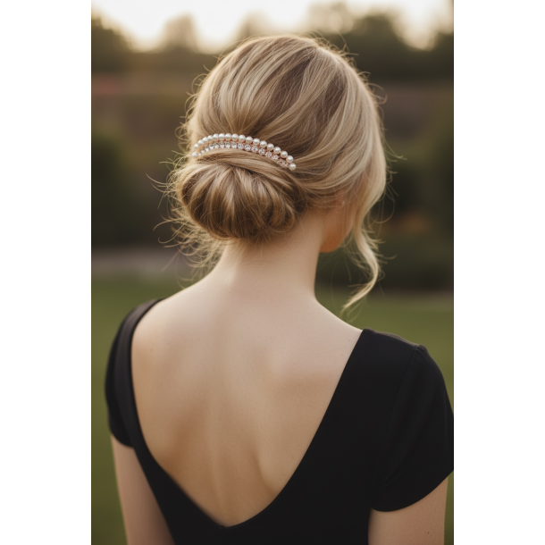 Elegant h�rsmykke med perler og sten