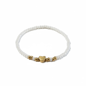 Perlehvidt elastikarmb�nd med guldfarvet hjerte