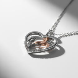 Halsk�de med hest og pige i hjerte