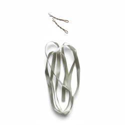 H�rpynt med blomster og satinb�nd