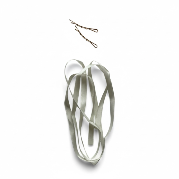 H�rpynt med blomster og satinb�nd