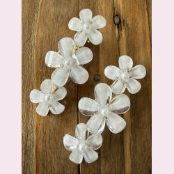 H�rsp�nde med blomster og perler�