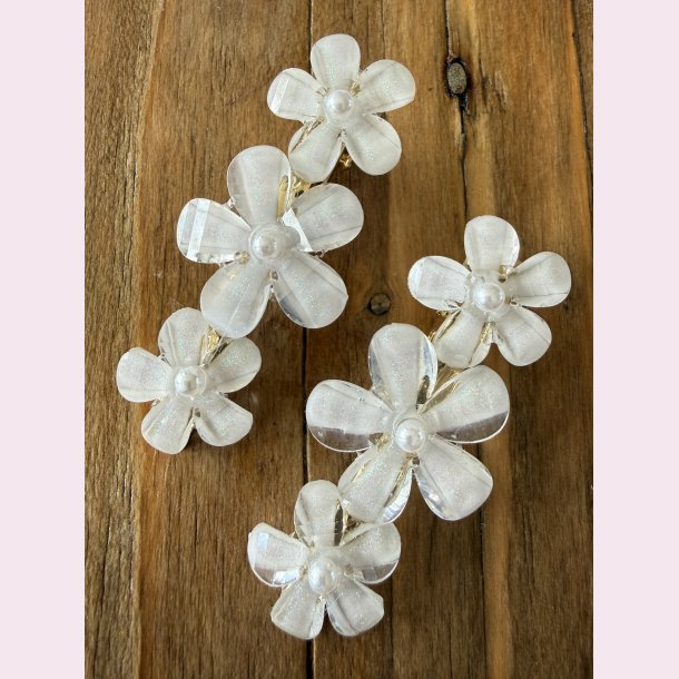 H�rsp�nde med blomster og perler�