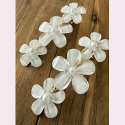 H�rsp�nde med blomster og perler�