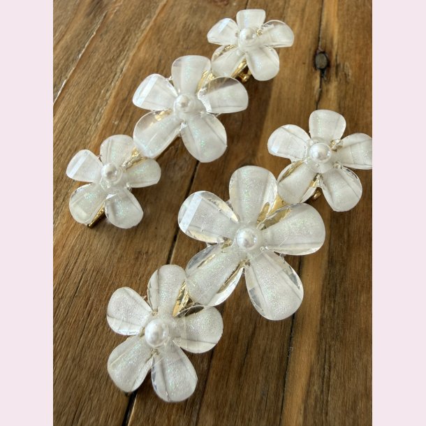 H�rsp�nde med blomster og perler�