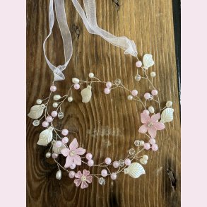 H�rsmykke med blomster, perler og satinb�nd�- S�lv