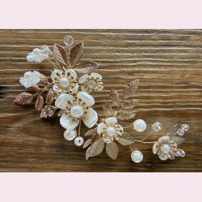 H�rsmykke med blomster, blade og perler�
