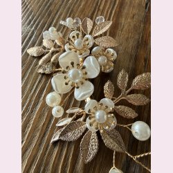 H�rsmykke med blomster, blade og perler�