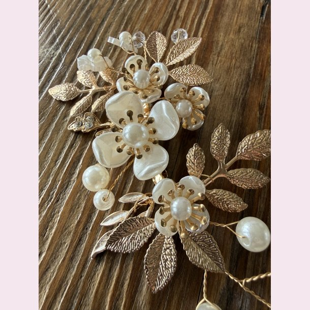 H�rsmykke med blomster, blade og perler�