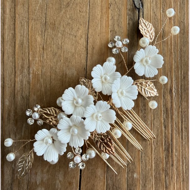 H�rkam med blomster, perler og krystaller�