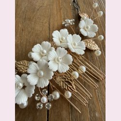 H�rkam med blomster, perler og krystaller�