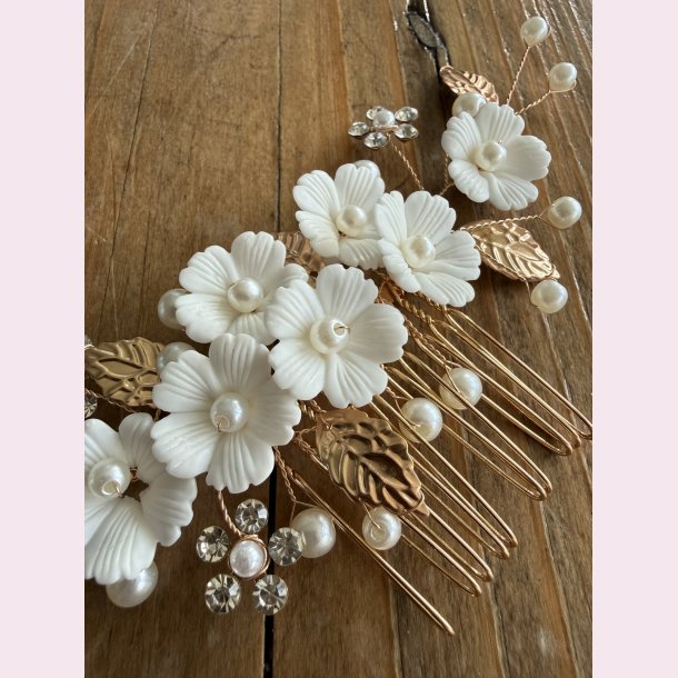 H�rkam med blomster, perler og krystaller�