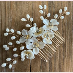 H�rkam med blomster og perler�