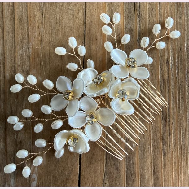 H�rkam med blomster og perler�