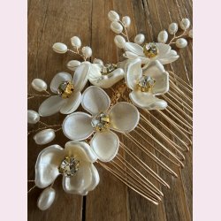 H�rkam med blomster og perler�