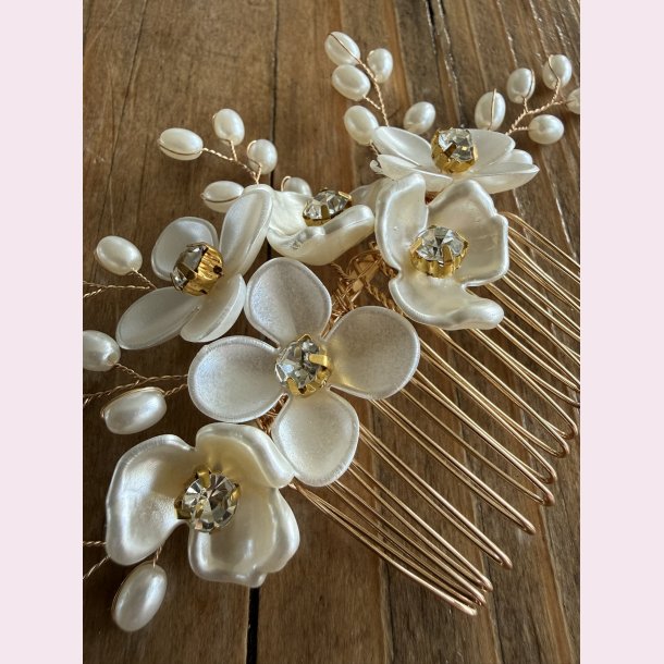 H�rkam med blomster og perler�