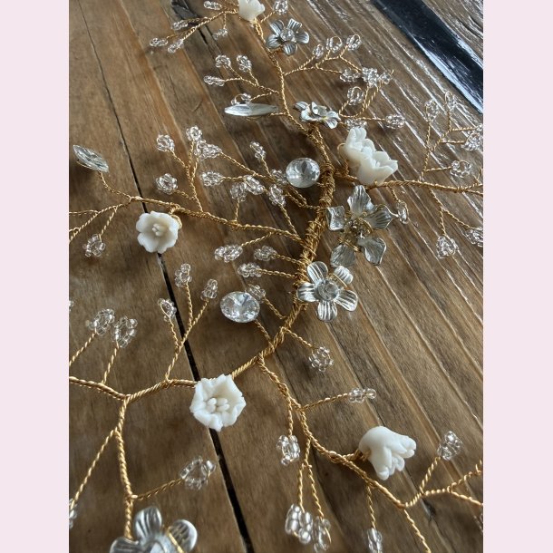 H�rsmykke med blomster og perler�