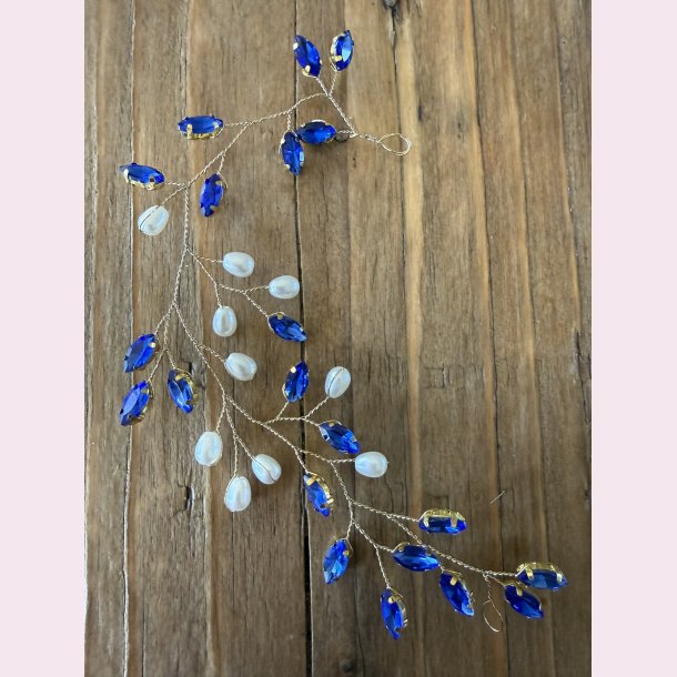 Elegant h�rsmykke med bl� krystaller og perler