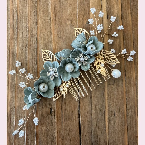 Guldfarvet h�rn�l med mange sm� gr�nne blomster og perler 