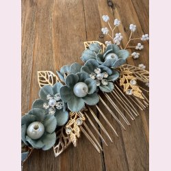 Guldfarvet h�rn�l med mange sm� gr�nne blomster og perler 
