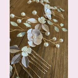 Elegant h�rsmykke med perler og blomsterdetaljer