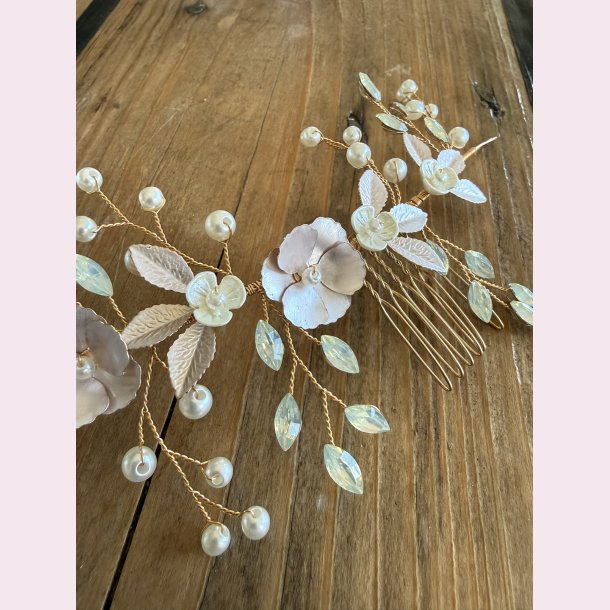 Elegant h�rsmykke med perler og blomsterdetaljer