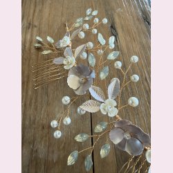 Elegant h�rsmykke med perler og blomsterdetaljer