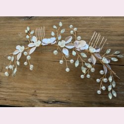 Elegant h�rsmykke med perler og blomsterdetaljer