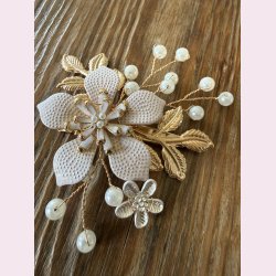Romantisk h�rsmykkemed blomster og perledetaljer