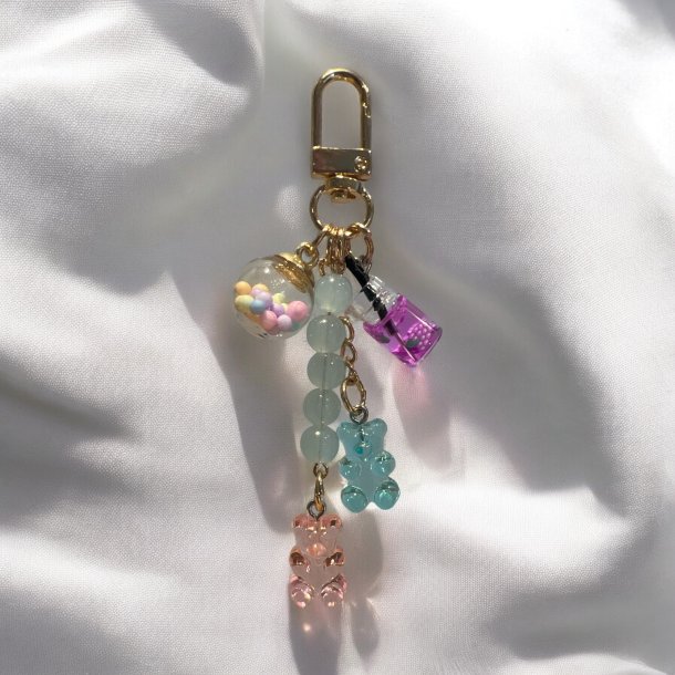 Smukkeste nglering med drue smoothie glas, bamser og kugle med farver