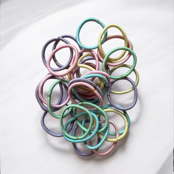 Sm fine pastel farvede hrelastikker