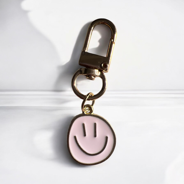 Nglering med sart lyserd smileys vedhng