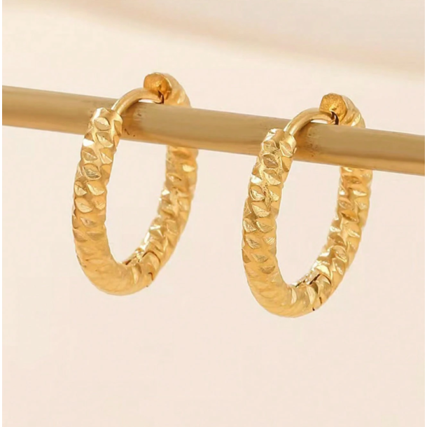 Hoops reringe med hamret detaljer - forgyldt