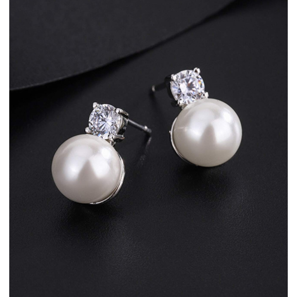 Smukke fine reringe med zirkonia sten og perle